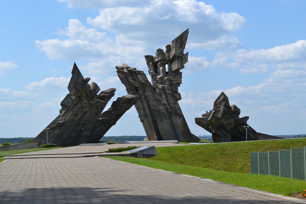 1280px-Memory_monument_of_victims_at_fort_IX_kaunas